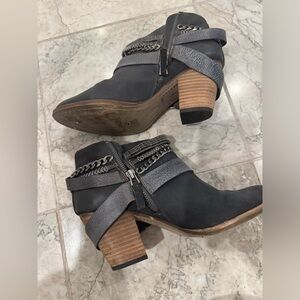 Dolce Vita Bold metallic chains wrap a stacked heel bootie size 9